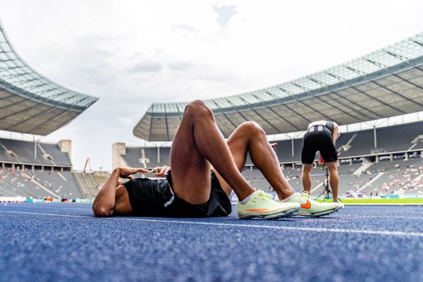 Malik Diakite (Hannover 96) nach dem 400m Halbfinale waehrend der deutschen Leichtathletik-Meisterschaften im Olympiastadion am 25.06.2022 in Berlin